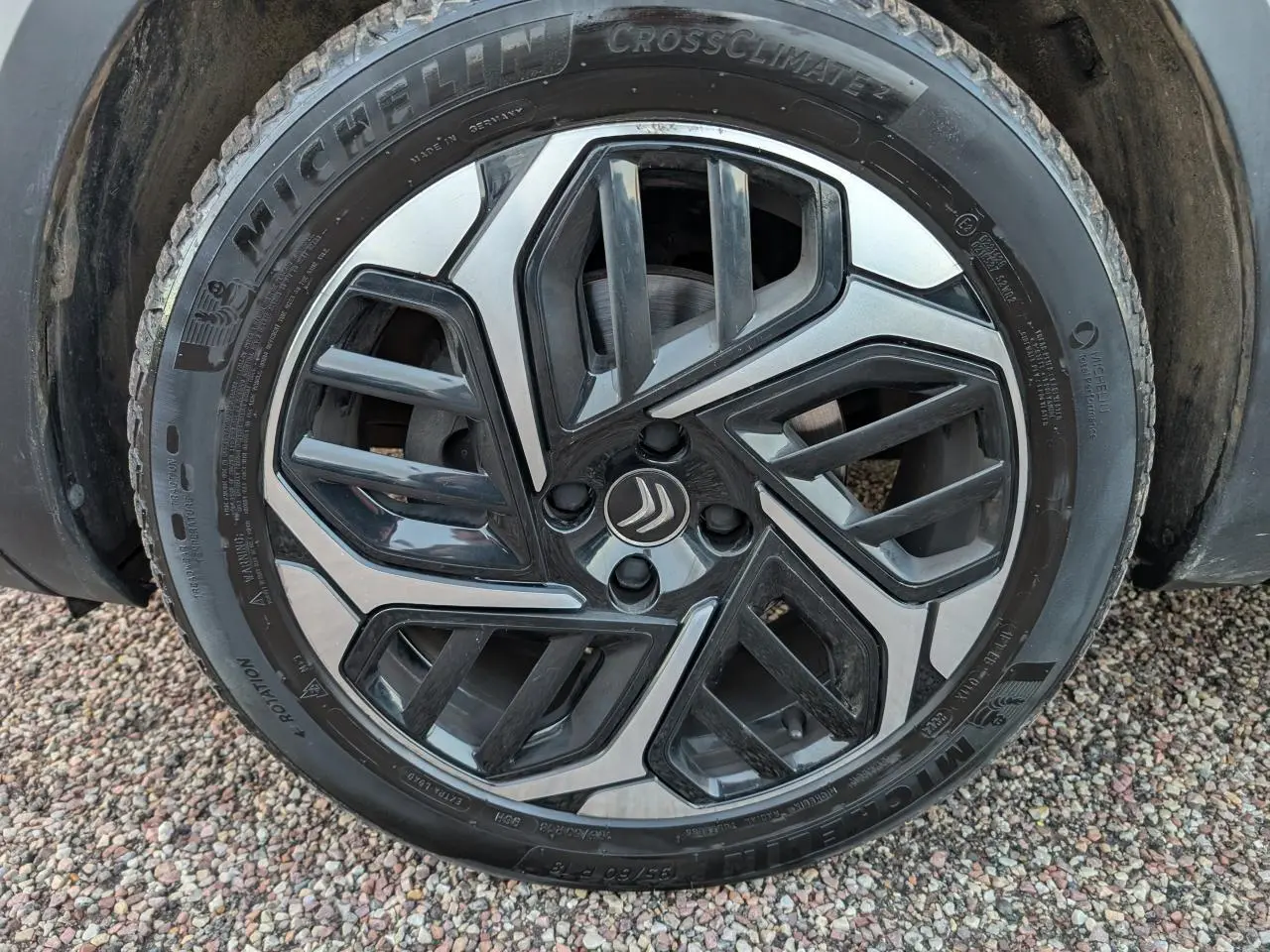 Gros plan sur la jante alliage 18'' diamantée noire et argentée d'une Citroën C4 gris métallisé, pneu Michelin visible.