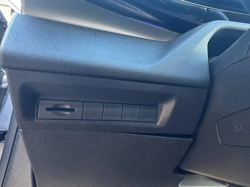 Détail du panneau de commande noir côté gauche du tableau de bord de la Peugeot 308 2022 Gris Artense.