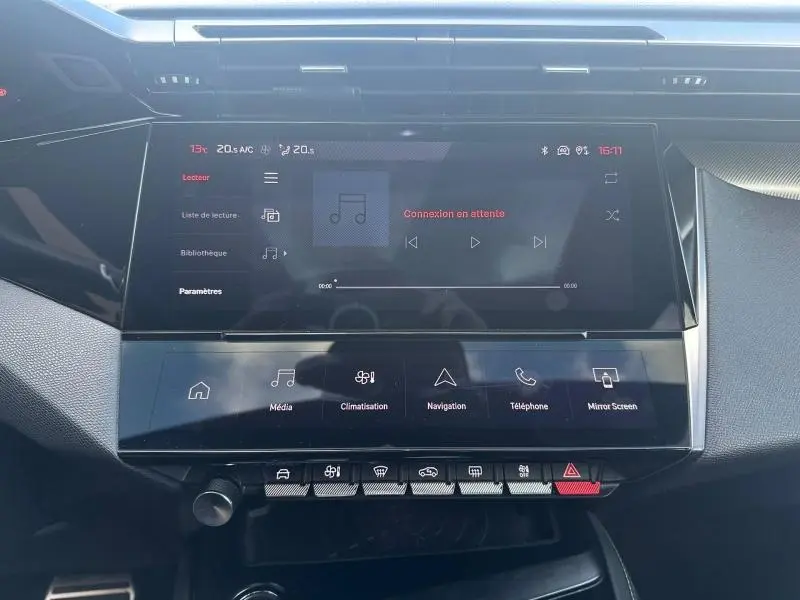 Vue rapprochée de l’écran tactile central et des commandes multimédia du tableau de bord d’une Peugeot 308 gris Artense.