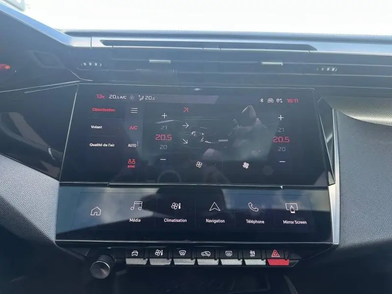 Écran tactile central de la Peugeot 308 gris Artense, affichant les réglages de climatisation et multimédia.