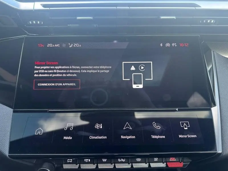 Écran tactile central de la Peugeot 308 GT 2022 affichant le menu Mirror Screen, intérieur noir moderne.