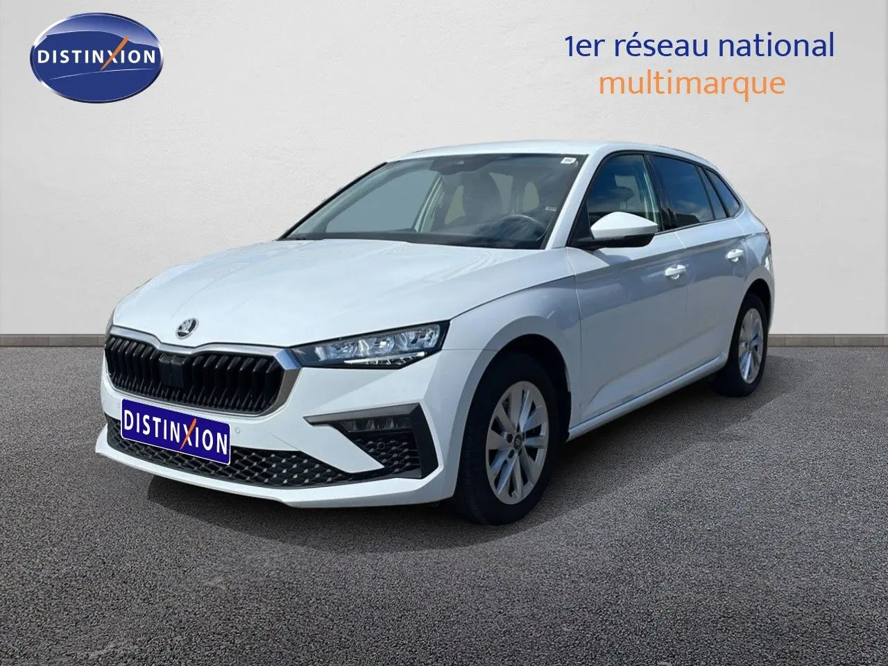 Vue 3/4 avant droite d'une Skoda Scala blanc glacier avec calandre noire et jantes alliage 16 pouces.
