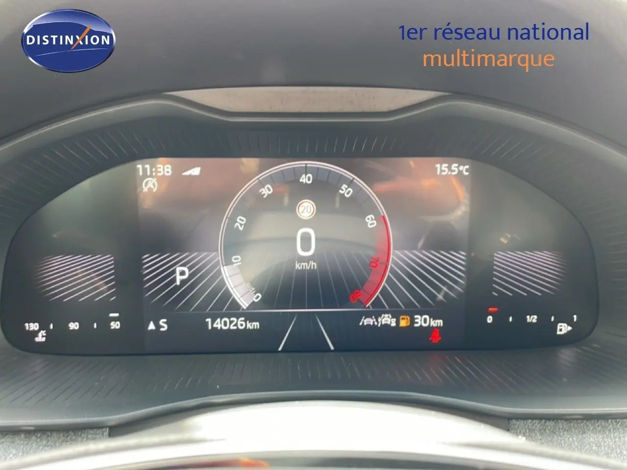 Vue rapprochée du tableau de bord numérique d’une Skoda Scala blanc glacier, affichant 14 026 km et vitesse 0 km/h.