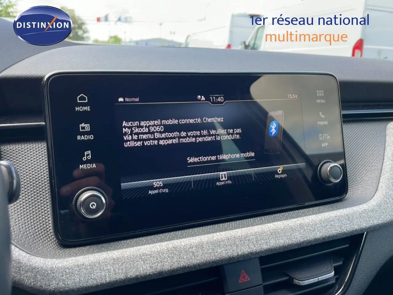 Écran tactile central du tableau de bord de la Skoda Scala blanc glacier, affichant le menu Bluetooth.