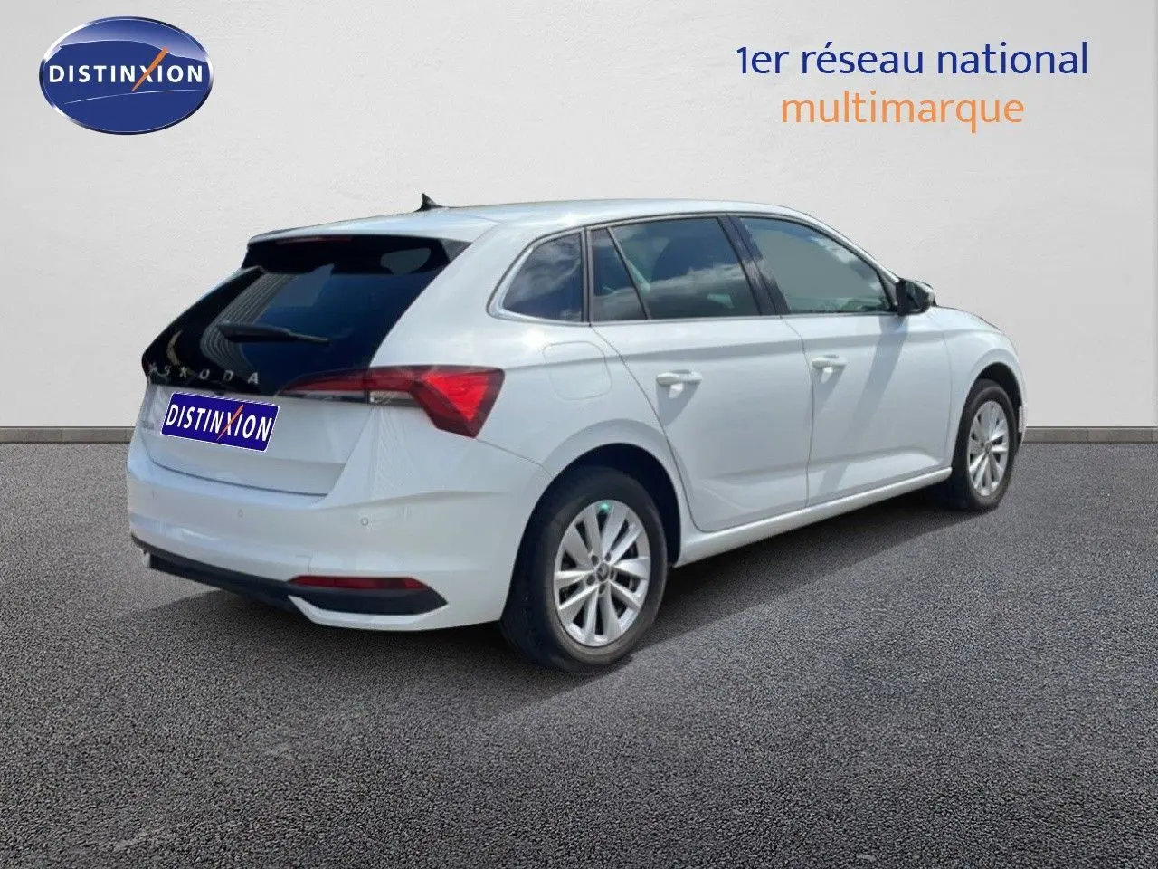 Vue 3/4 arrière droite d'une Skoda Scala blanc glacier avec vitres teintées et jantes alliage 16 pouces.