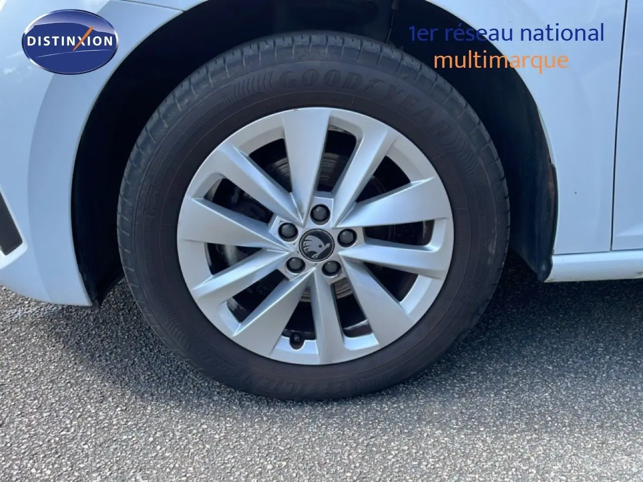 Gros plan sur la roue avant droite d'une Skoda Scala blanc glacier avec jante alliage et pneu Goodyear.