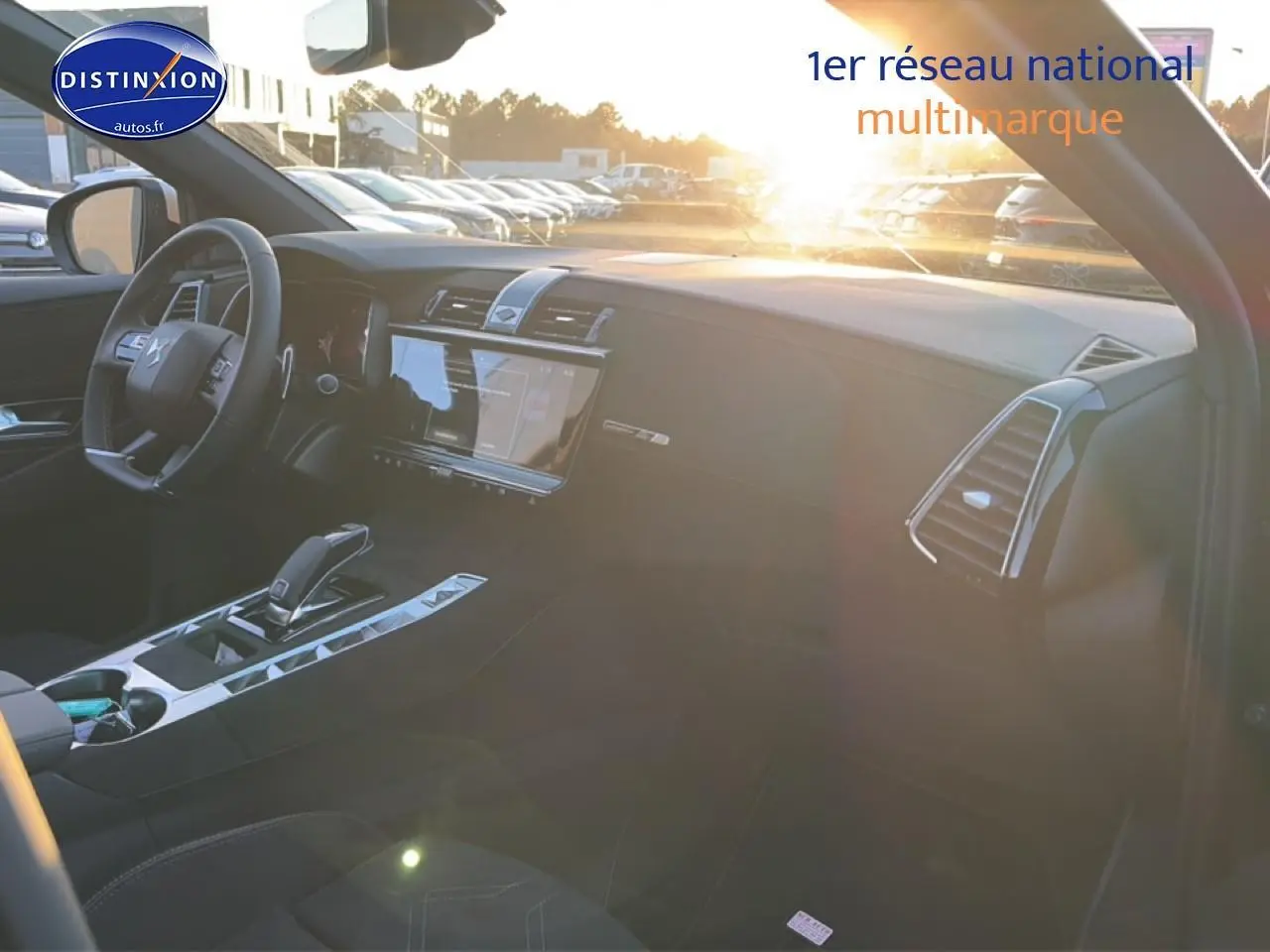 Vue intérieure côté conducteur du DS7 noir 2026, mettant en valeur le tableau de bord et l'écran tactile au soleil couchant.
