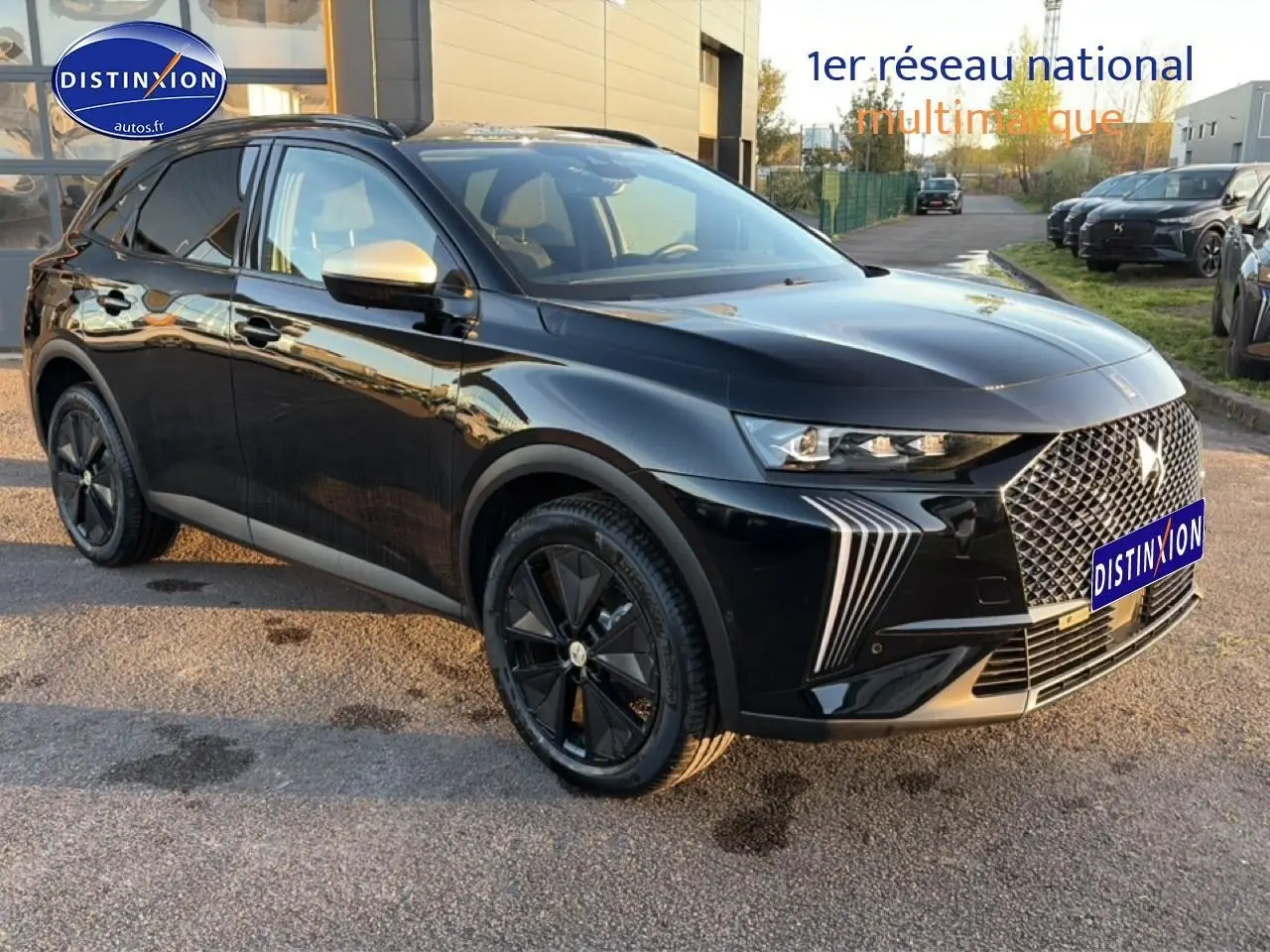 DS7 1.5 BlueHDi 130 noir en 3/4 avant, avec calandre distinctive et jantes noires brillantes.