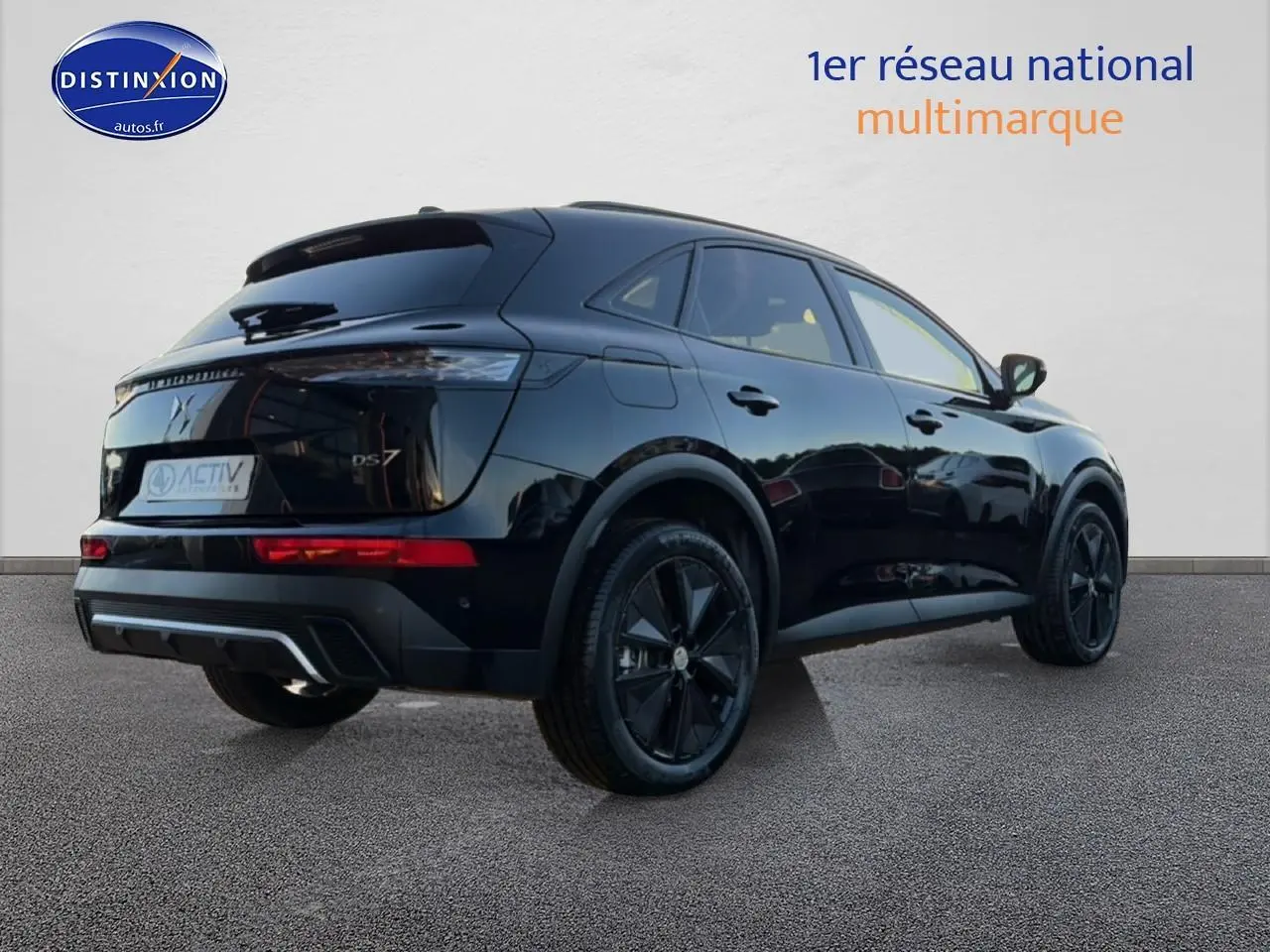 Vue 3/4 arrière droite d'un DS7 noir brillant avec jantes noires et feux arrière LED distinctifs.