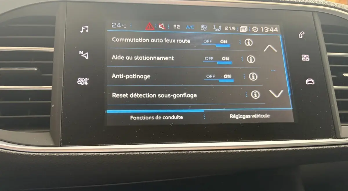 Écran tactile central affichant les réglages d'aide à la conduite dans l'habitacle d'une Peugeot 308 gris foncé.