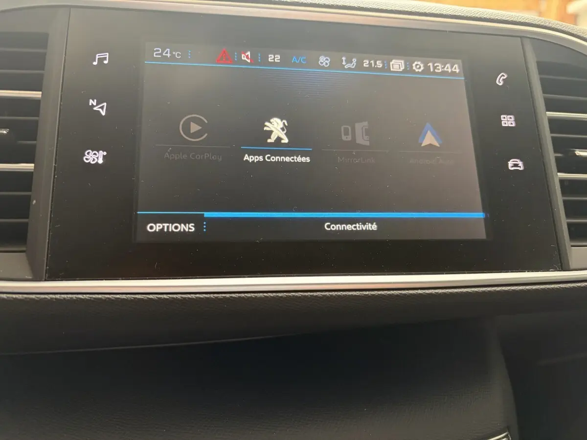 Écran tactile central de la Peugeot 308 BlueHDi 130 Allure affichant les options de connectivité et Apple CarPlay.
