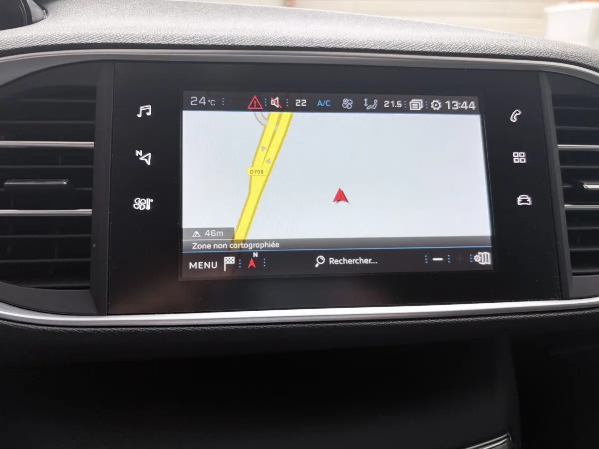 Écran tactile central du tableau de bord de la Peugeot 308 gris foncé, affichant la navigation GPS.