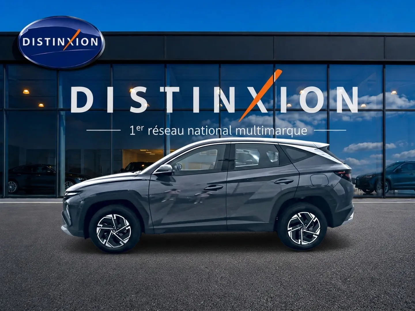 Vue latérale droite du Hyundai Tucson 2026 gris ecotronique avec jantes alliage et lignes anguleuses marquées.