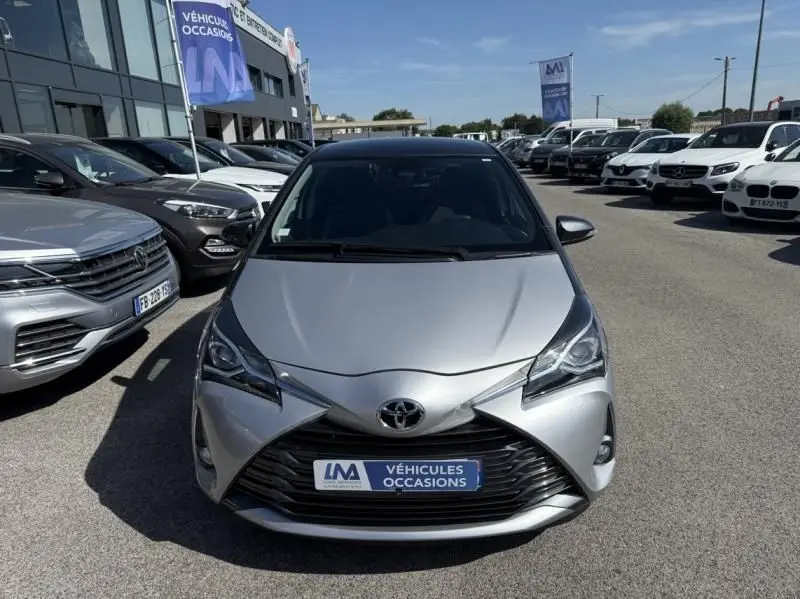 Vue avant d'une Toyota Yaris 2020 gris métal, avec calandre noire et logo Toyota bien visible au centre.