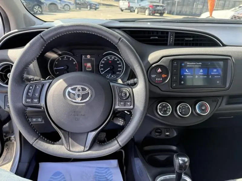 Intérieur de la Toyota Yaris 2020 gris métal, vue centrée sur le volant, tableau de bord et écran tactile multimédia.
