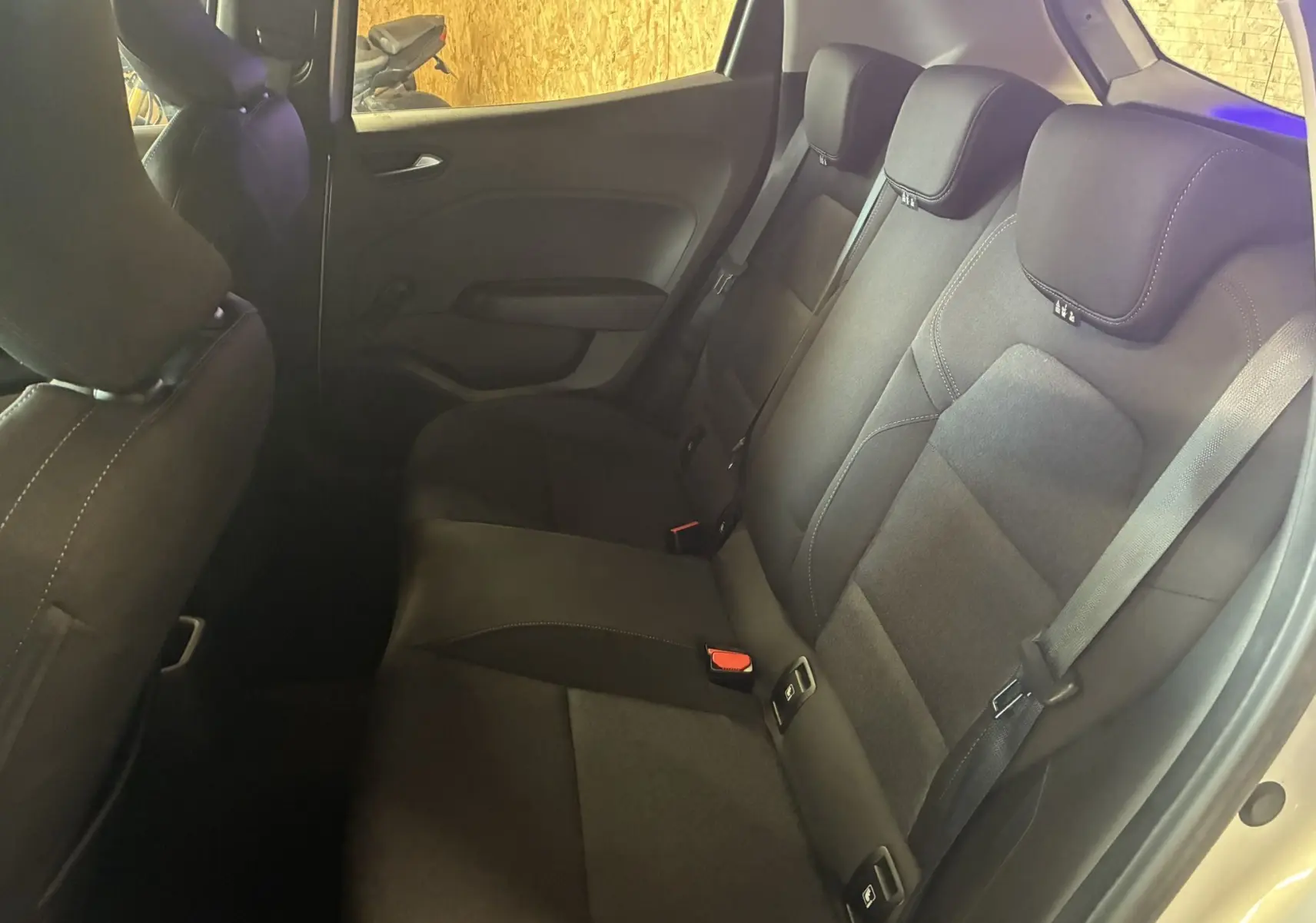 Vue intérieure côté droit montrant la banquette arrière en tissu noir de la Renault Clio 1.5 BlueDCI Business 2022.