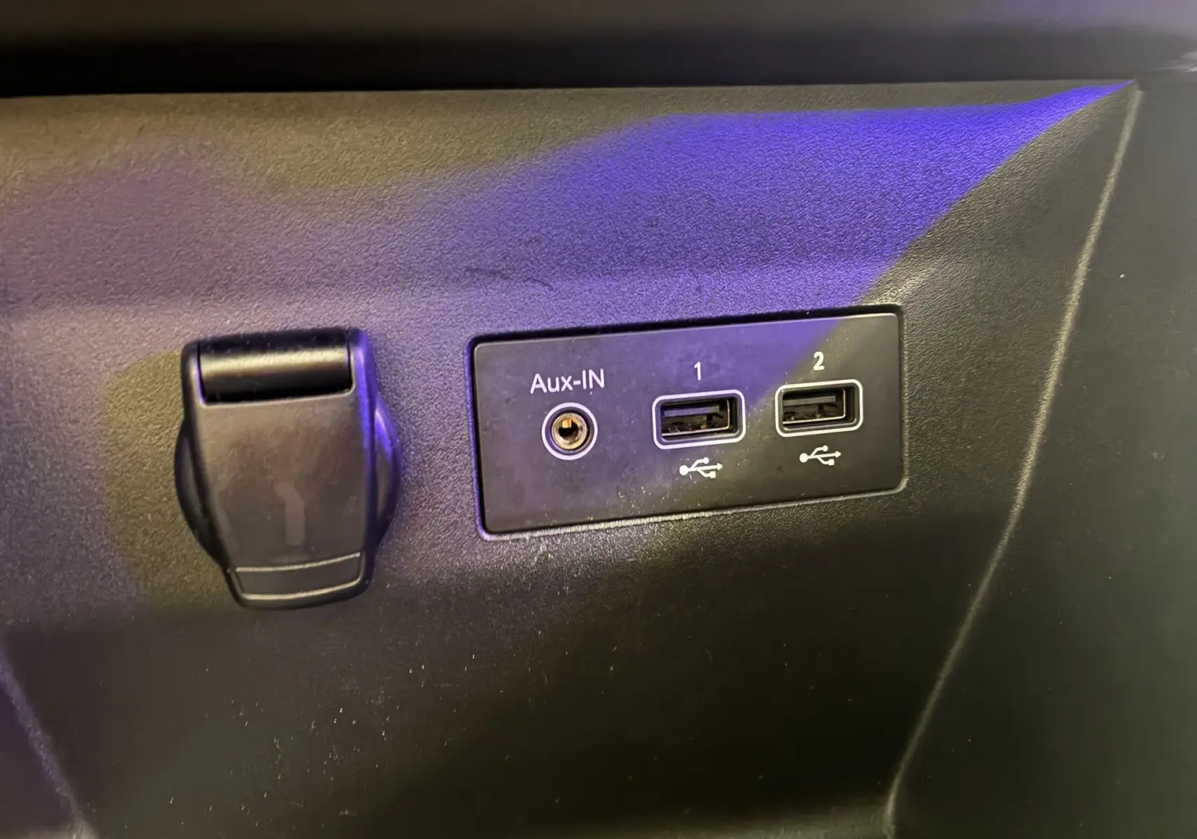 Prise auxiliaire et deux ports USB intégrés dans la console noire intérieure de la Renault Clio 1.5 BlueDCI Business 2022.