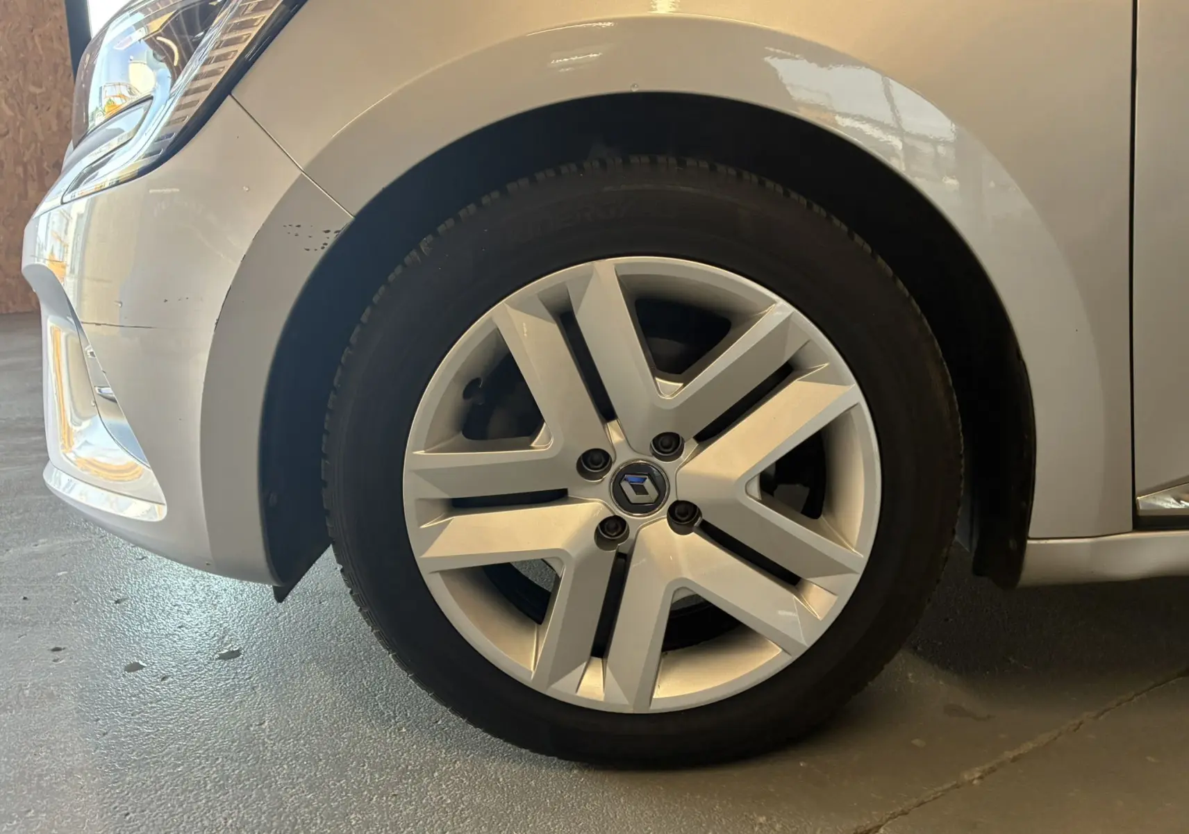 Gros plan sur la roue avant gauche gris clair d'une Renault Clio 1.5 BlueDCI Business 2022 avec jante alliage distinctive.