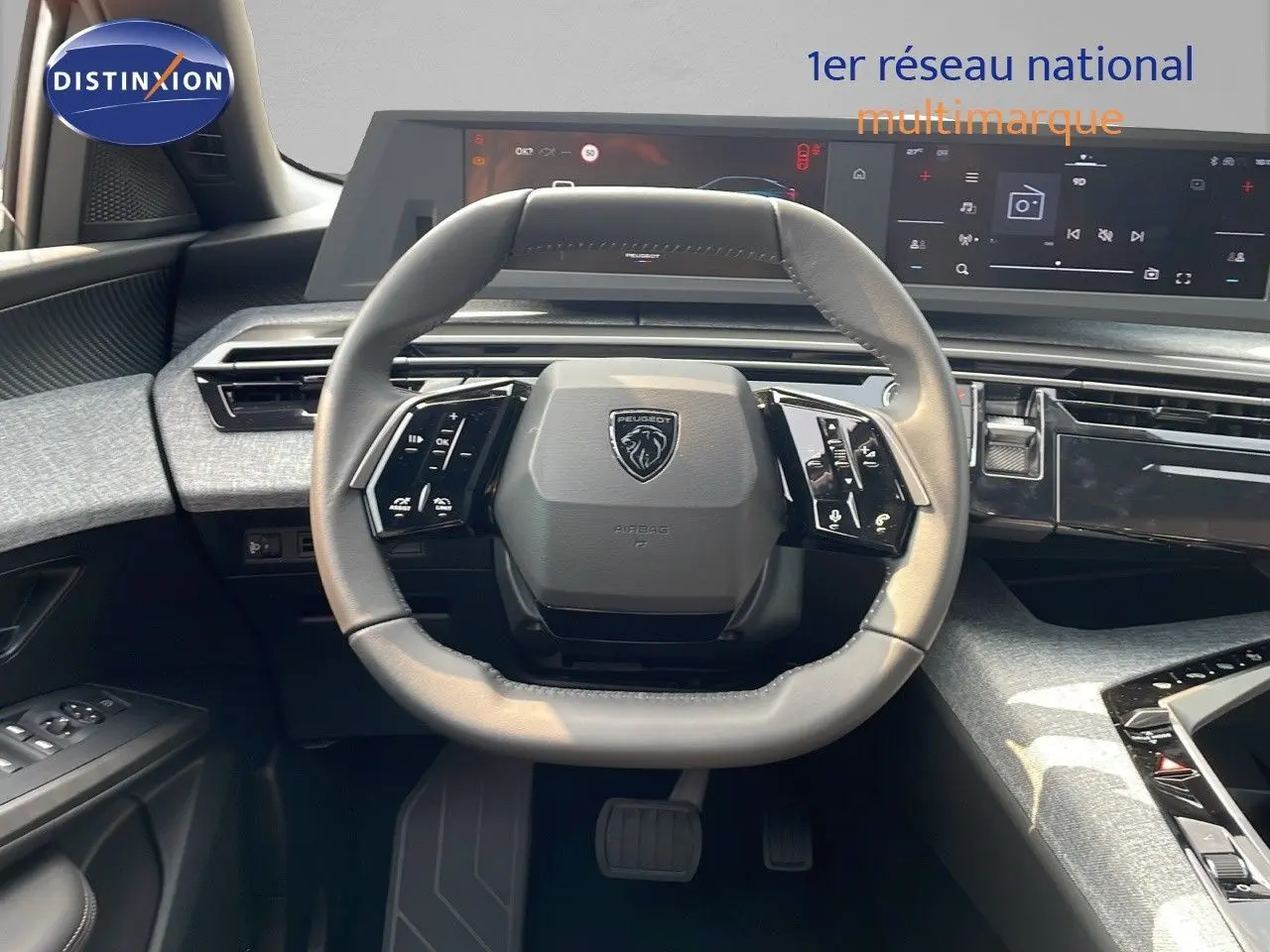 Vue centrée sur le volant cuir noir et le tableau de bord numérique du Peugeot 3008 Hybrid 2025 gris Artense Metal.
