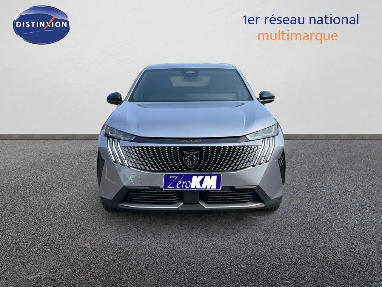 Vue frontale du Peugeot 3008 Hybrid gris Artense Metal avec sa calandre distinctive et ses feux LED en forme de griffes.