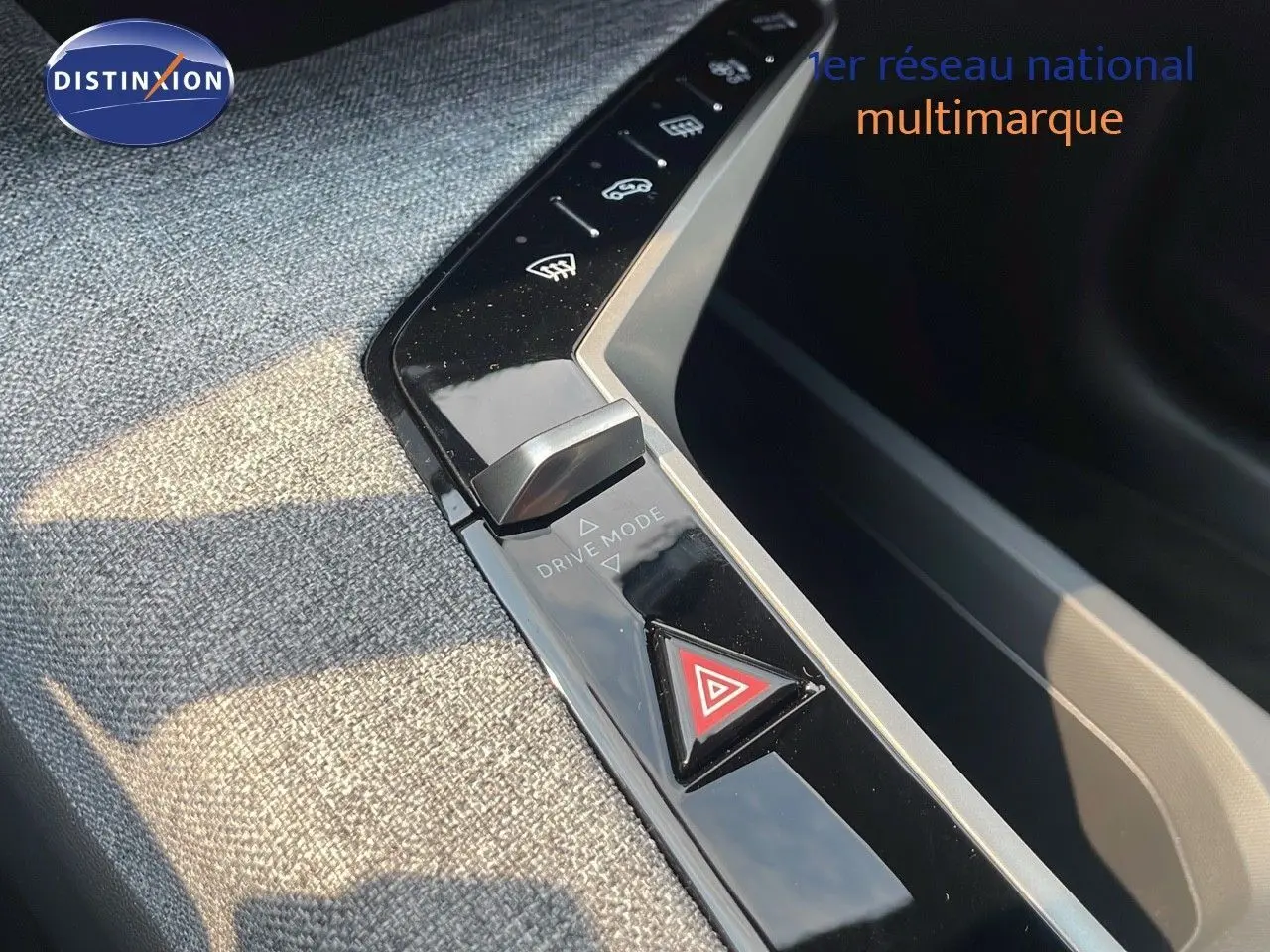 Gros plan sur la console centrale du Peugeot 3008 gris Artense, mettant en valeur le bouton de mode de conduite et le triangle de détresse.
