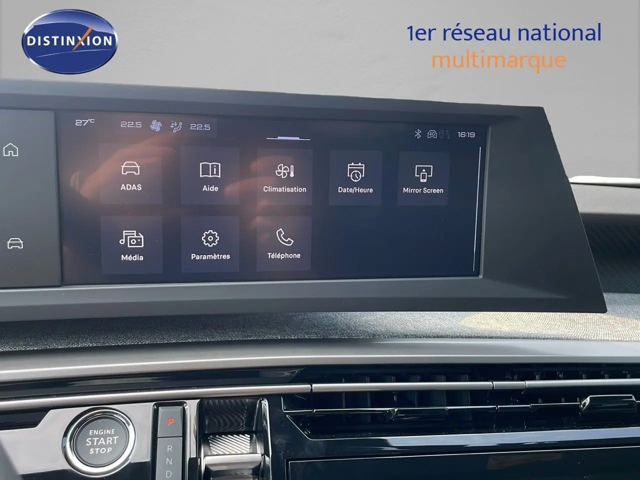 Vue rapprochée de l'écran tactile central et de la console du Peugeot 3008 gris Artense Hybrid 2025 avec bouton start/stop.
