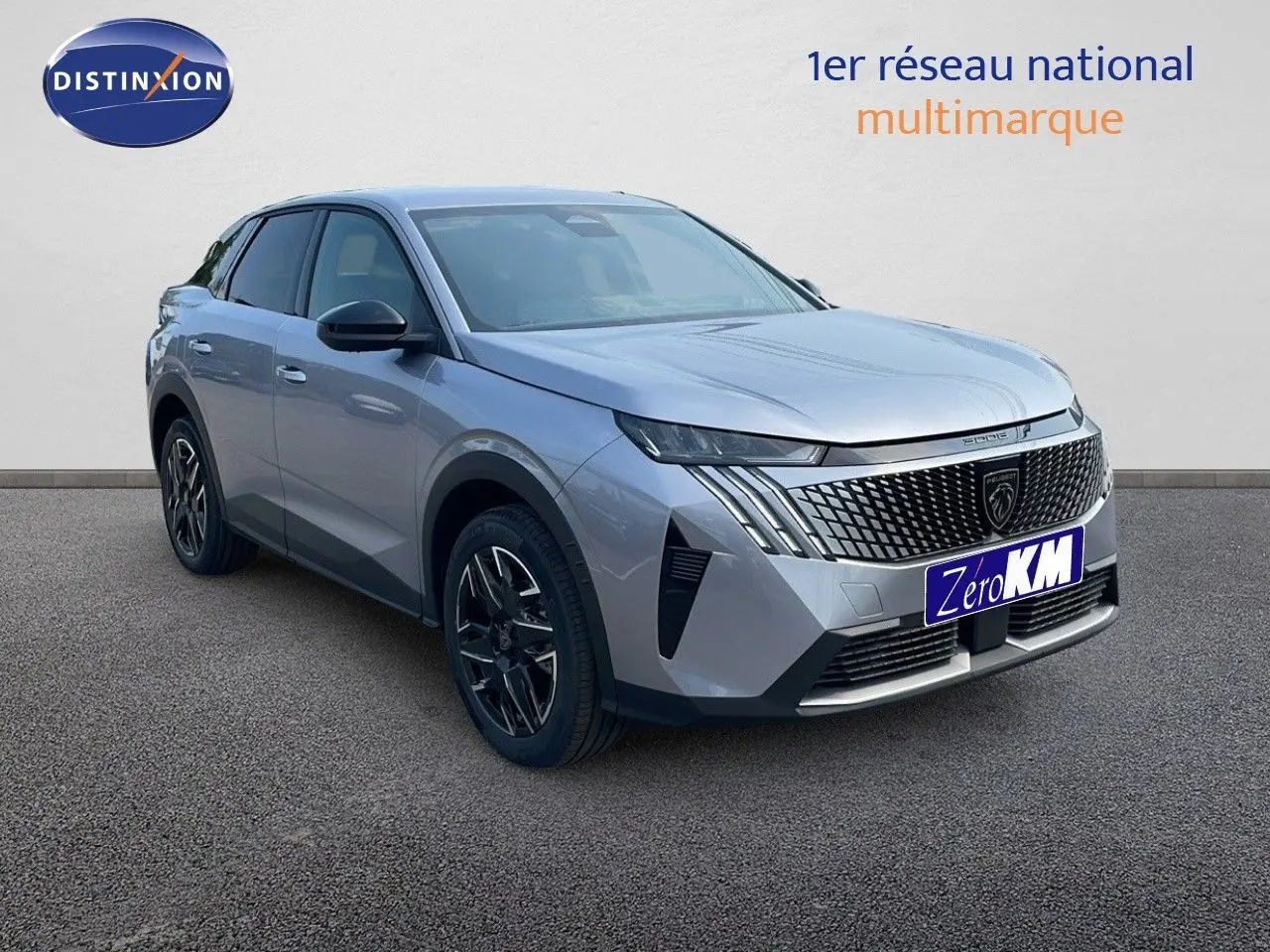 Peugeot 3008 Hybrid gris Artense en 3/4 avant droit, avec calandre distinctive et jantes noires.