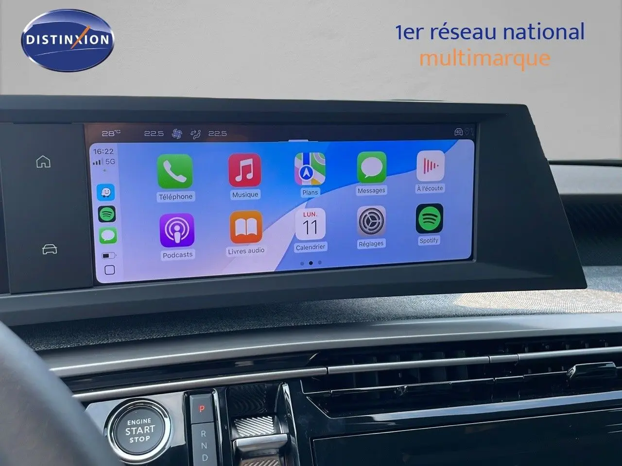 Écran tactile central affichant les applications connectées dans l'habitacle du Peugeot 3008 Hybrid gris Artense.