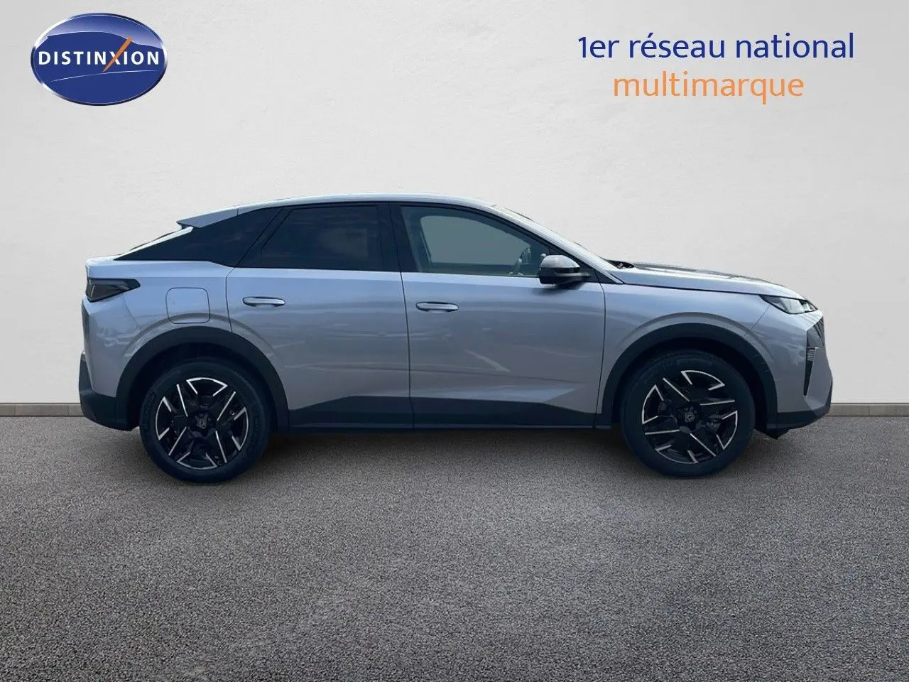 Profil côté droit du Peugeot 3008 Hybrid gris Artense métallisé avec jantes noires et toit noir contrasté.