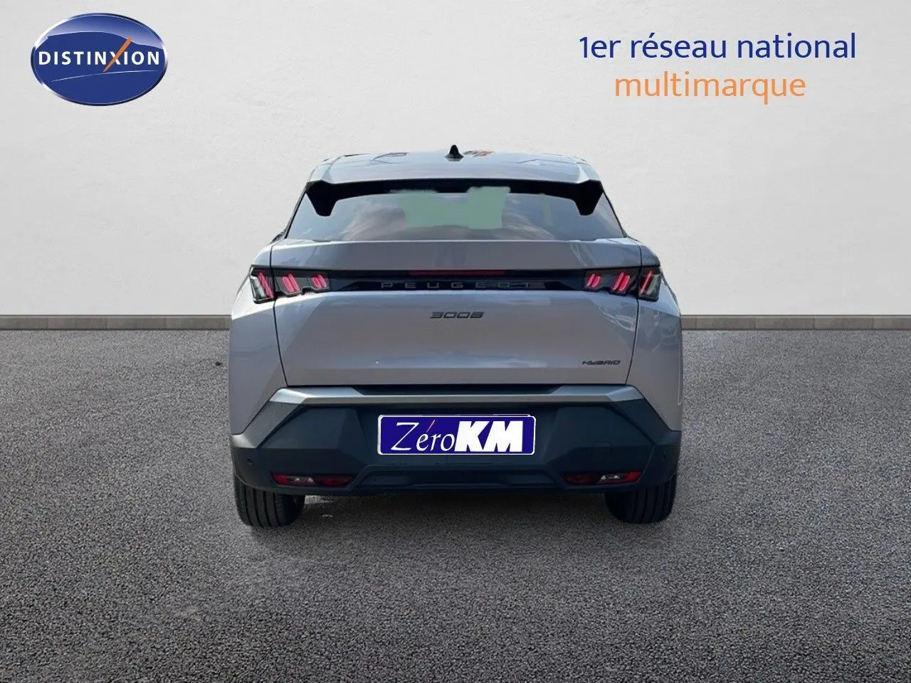 Vue arrière d'un Peugeot 3008 gris Artense Metal hybride 2025 avec feux LED distinctifs allumés.