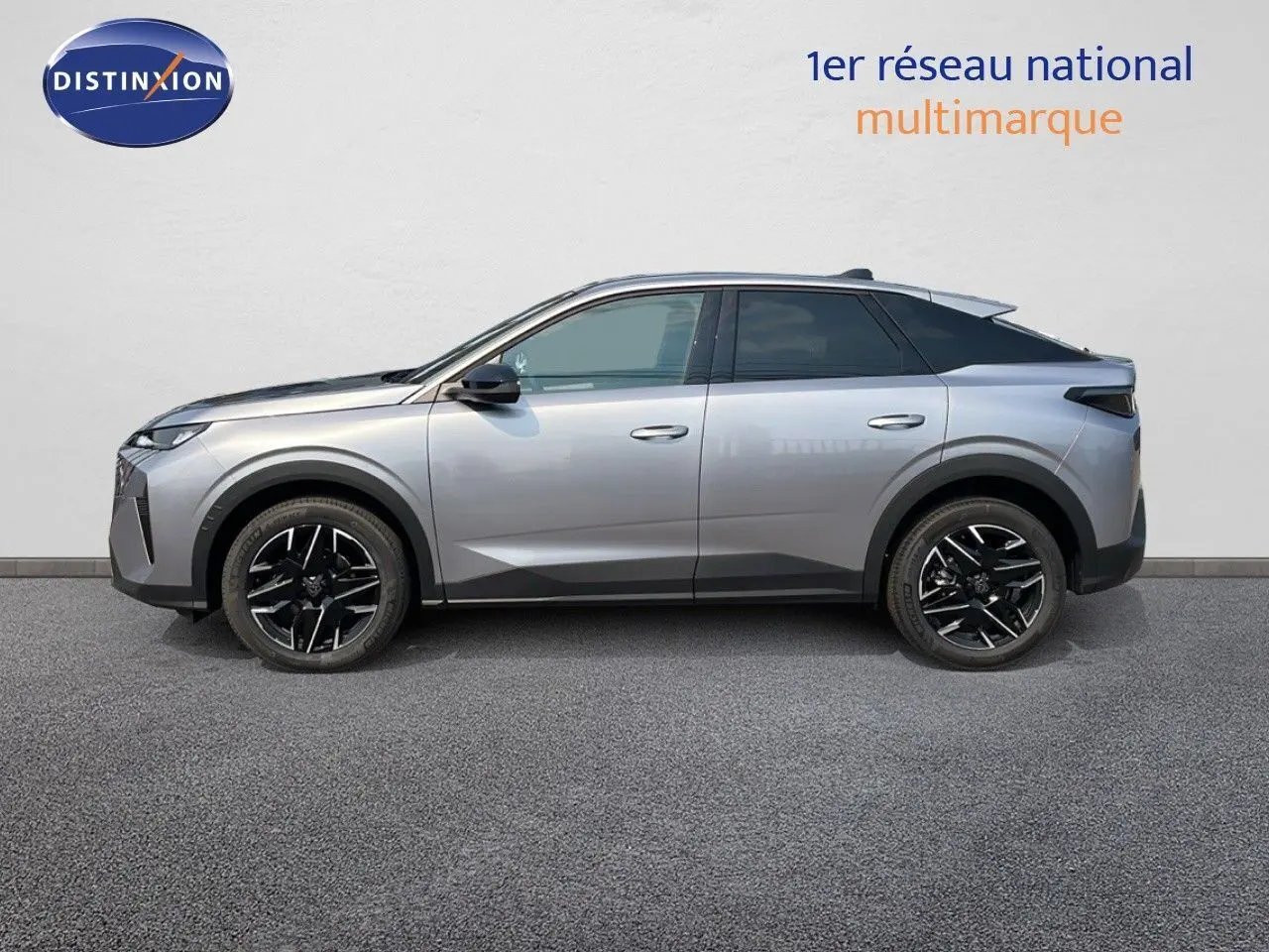 Profil latéral droit du Peugeot 3008 Hybrid gris Artense métal avec jantes noires et toit noir contrasté.