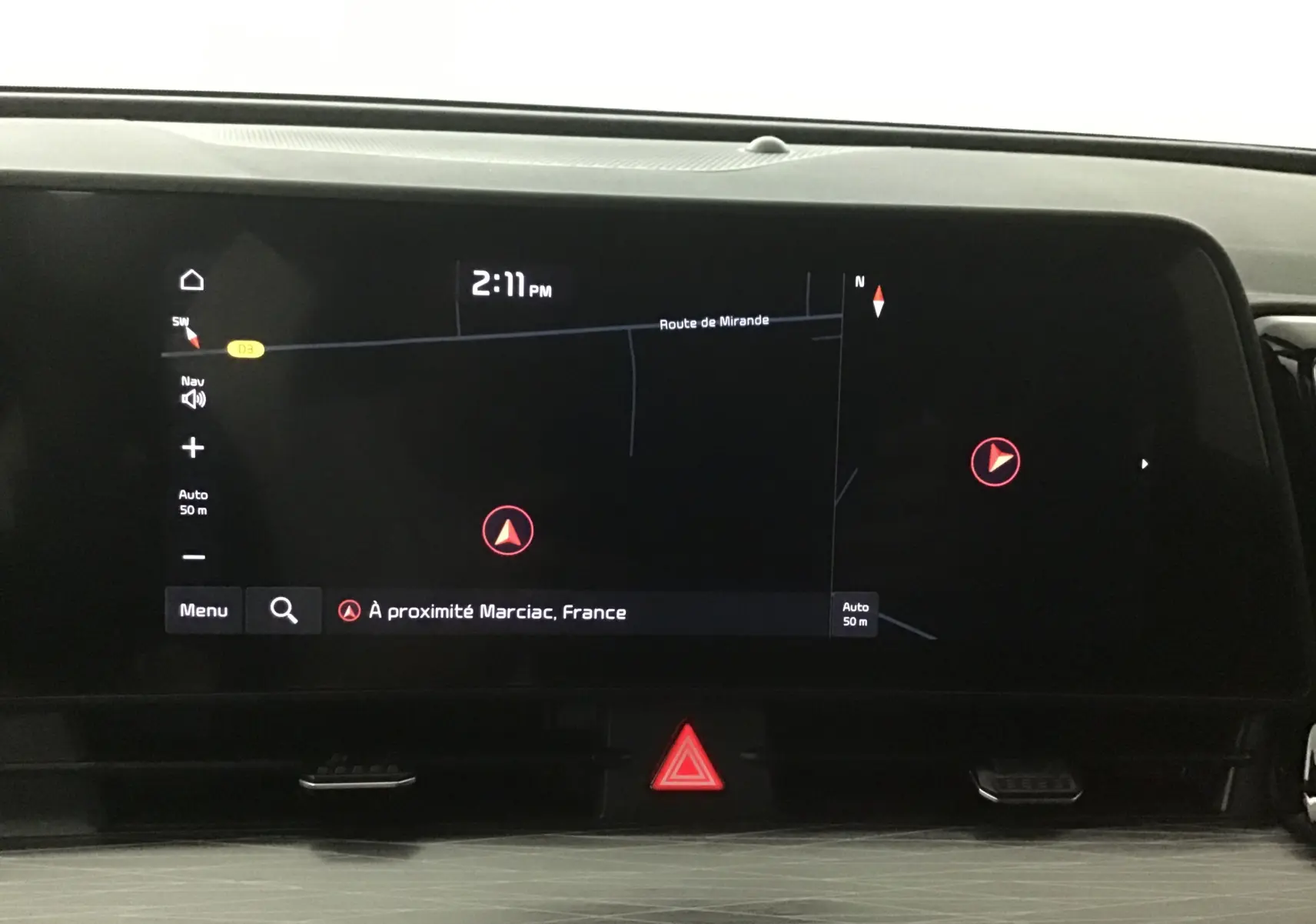 Écran digital 12,3 pouces du système de navigation du Kia Sportage blanc, affichant une carte près de Marciac, France.