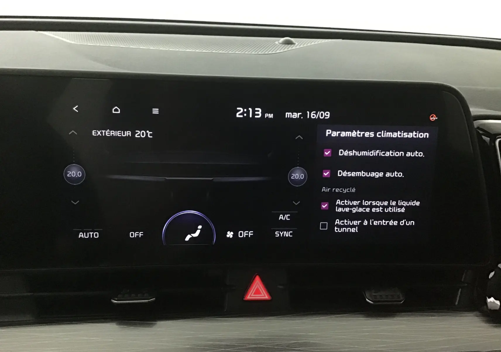 Écran digital 12,3'' du Kia Sportage blanc 2025 affichant les paramètres de climatisation et la température extérieure.