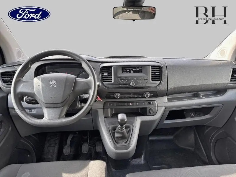 Intérieur avant du Peugeot Expert Fourgon 2022 noir, tableau de bord avec volant, levier de vitesse manuel et écran central.