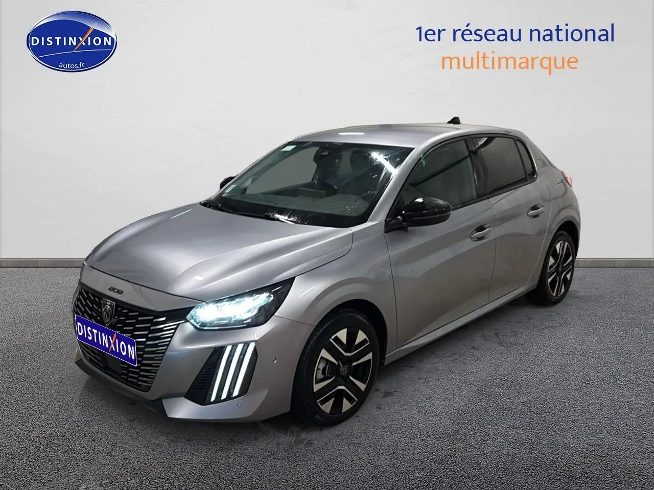 Peugeot 208 gris artense vue 3/4 avant droit avec phares LED allumés et jantes alu distinctives.