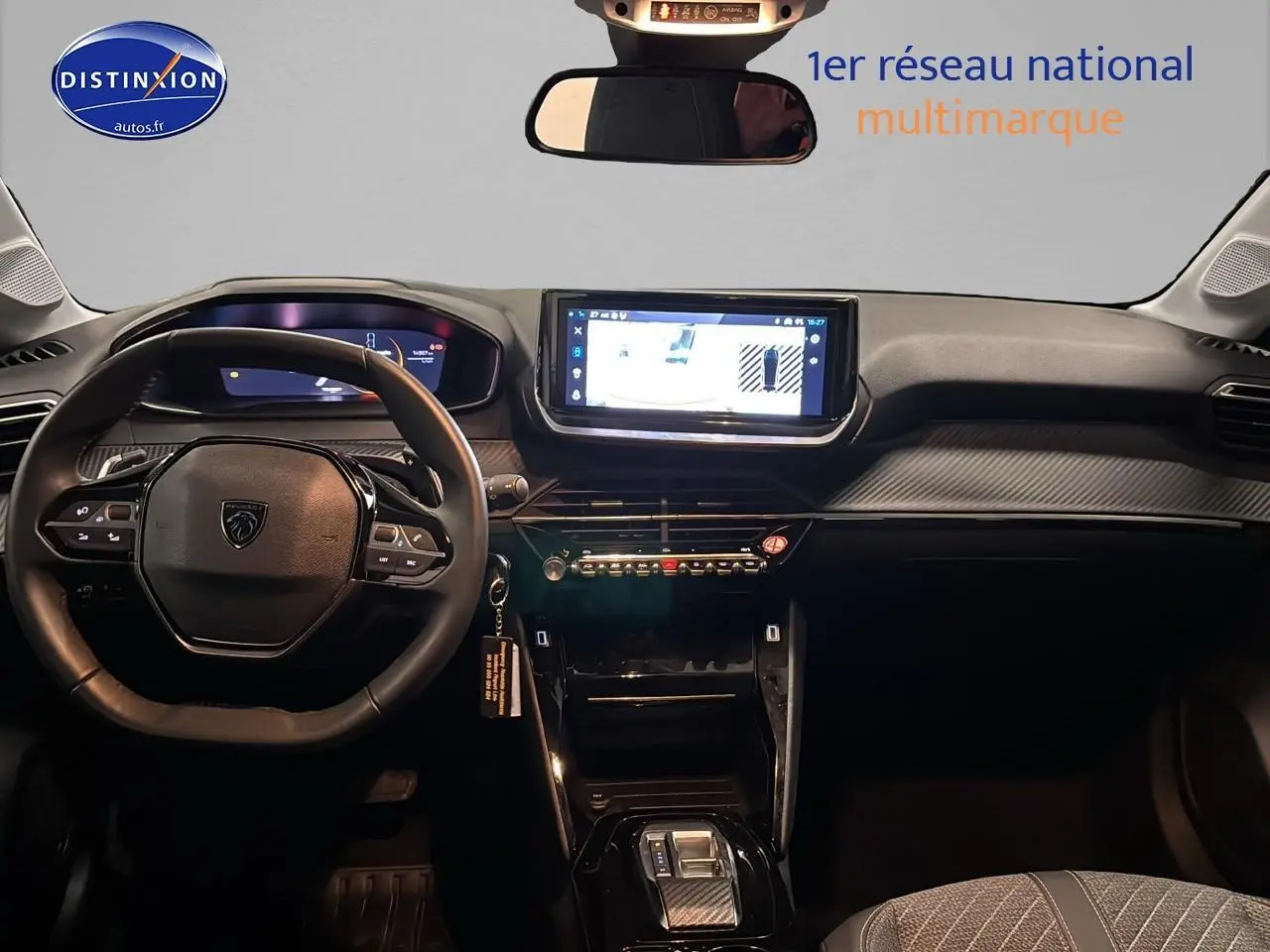 Vue intérieure avant de la Peugeot 208 1.2 hybrid 110 allure e-dcs6, tableau de bord moderne avec écran tactile et volant multifonctions.