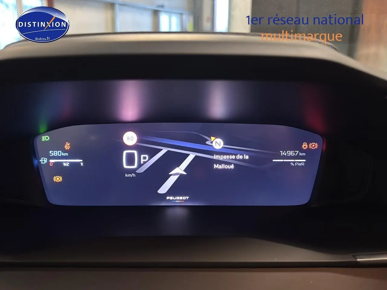 Tableau de bord numérique de Peugeot 208 1.2 hybrid 110 allure, affichage de navigation et compteur digital.