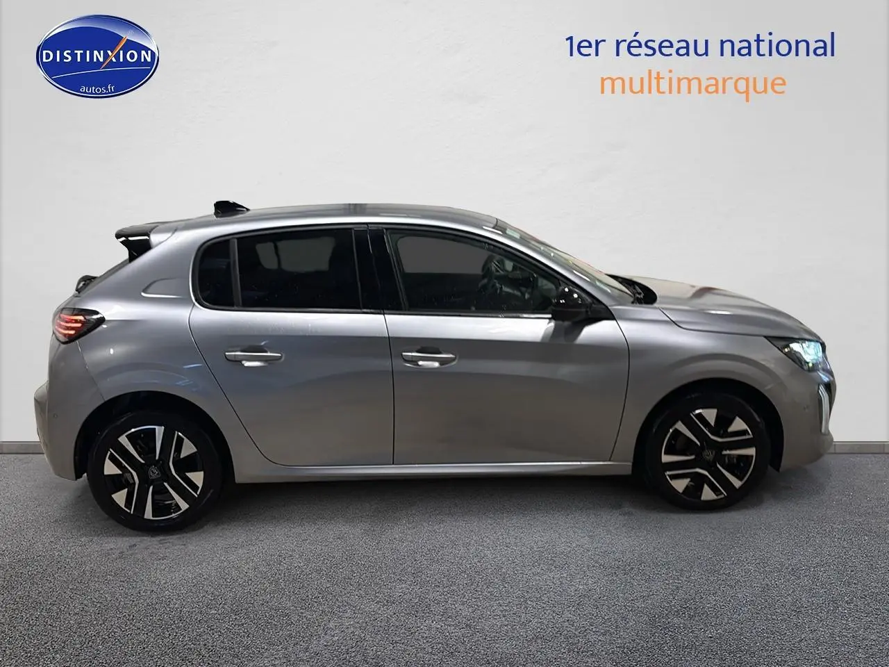 Profil droit d'une Peugeot 208 1.2 hybrid 110 allure gris artense avec jantes alu et vitres teintées.