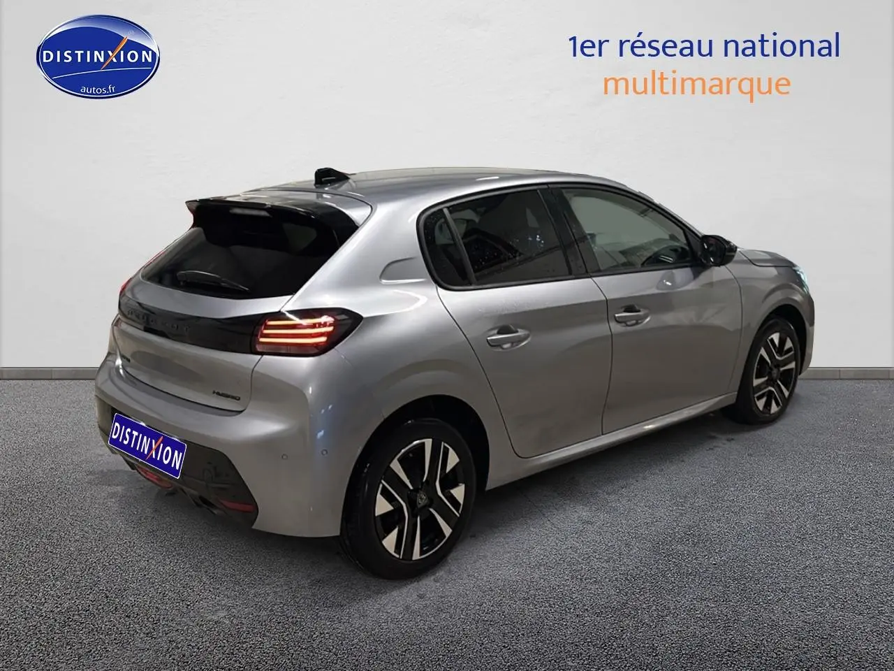 Vue 3/4 arrière droite d'une Peugeot 208 gris artense avec feux LED et jantes alliage distinctives.