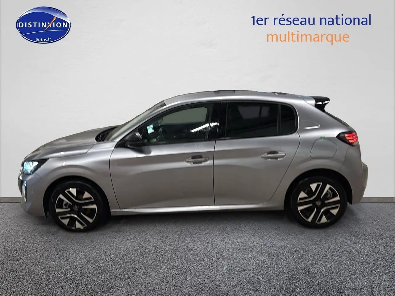 Profil droit d'une Peugeot 208 1.2 hybrid 110 allure e-dcs6 gris artense avec jantes alu et feux arrière LED allumés.