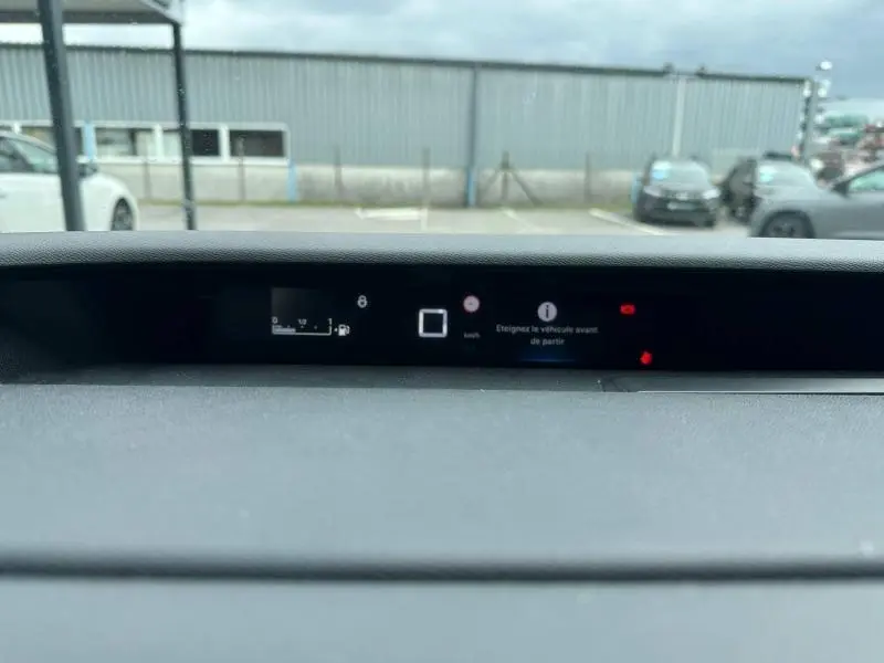 Tableau de bord numérique de la Citroën C3 1.2 Turbo 100ch MAX 2025, affichage central avec messages d'alerte.