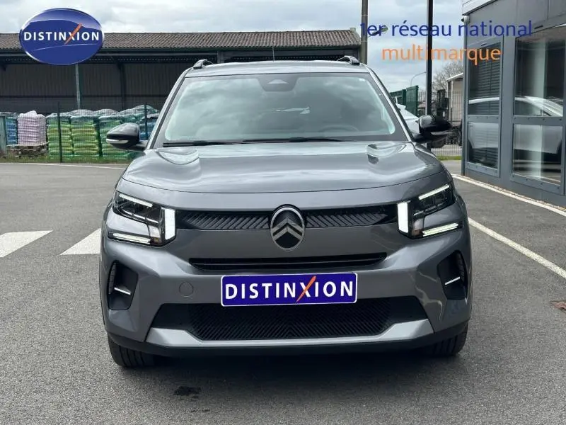 Vue avant d'une Citroën C3 1.2 Turbo 100ch MAX gris Mercury avec calandre noire et feux LED distinctifs.