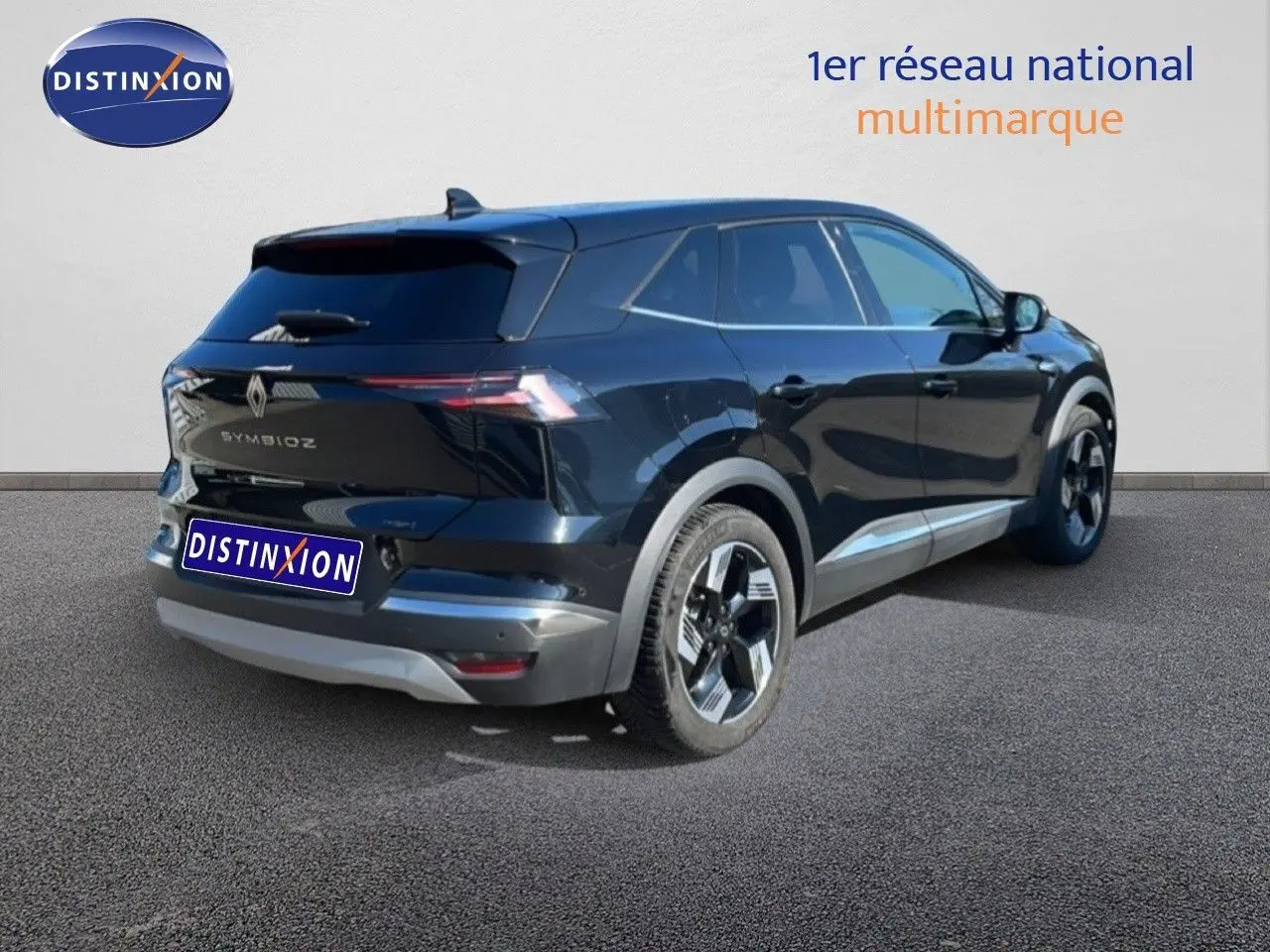 Vue 3/4 arrière droite d'un Renault SYMBIOZ noir étoile métal avec jantes modernes et feux arrière LED fins.
