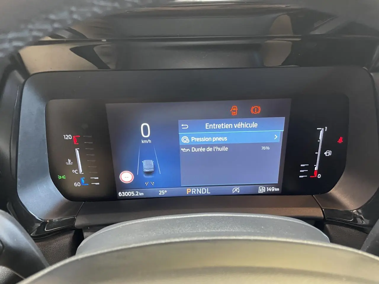 Tableau de bord numérique du Ford Tourneo Courier 2024 affichant l'entretien véhicule et la pression des pneus.