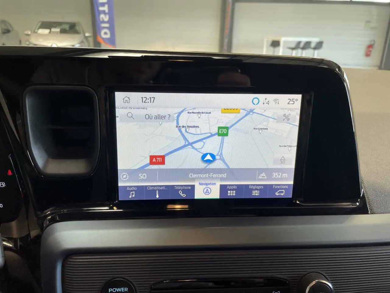 Vue intérieure centrée sur l’écran tactile 8 pouces du Ford Tourneo Courier 2024 avec navigation affichée.