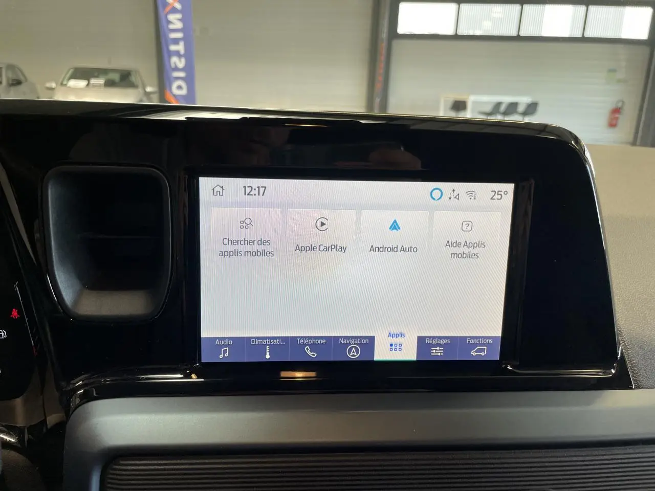 Écran tactile 8 pouces du Ford Tourneo Courier 2024, affichant Apple CarPlay et Android Auto, vue intérieure frontale.