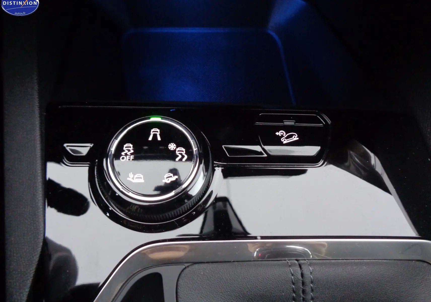 Gros plan sur la molette de sélection des modes de conduite et le bouton d'assistance à la descente dans un Peugeot 3008 noir perle métal.