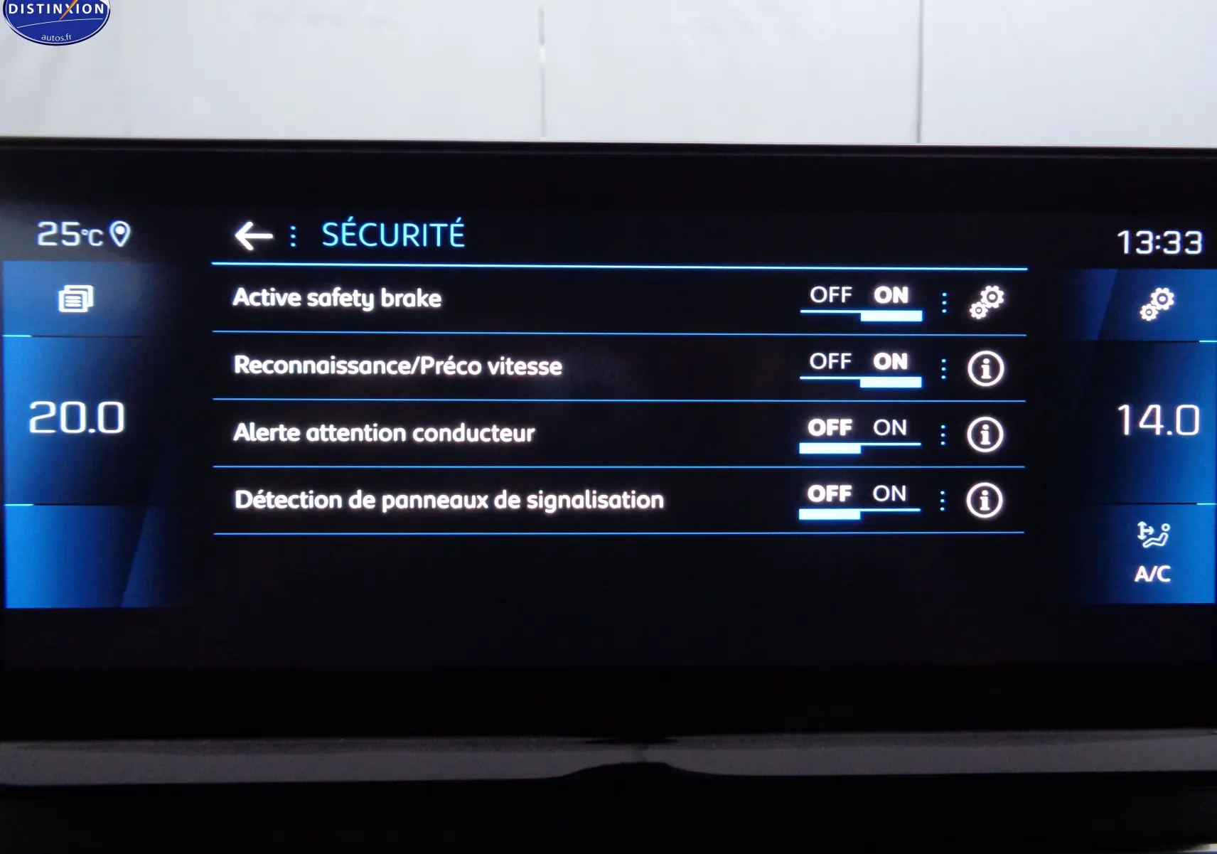 Écran tactile intérieur du Peugeot 3008 noir perle métal affichant les options de sécurité activées.