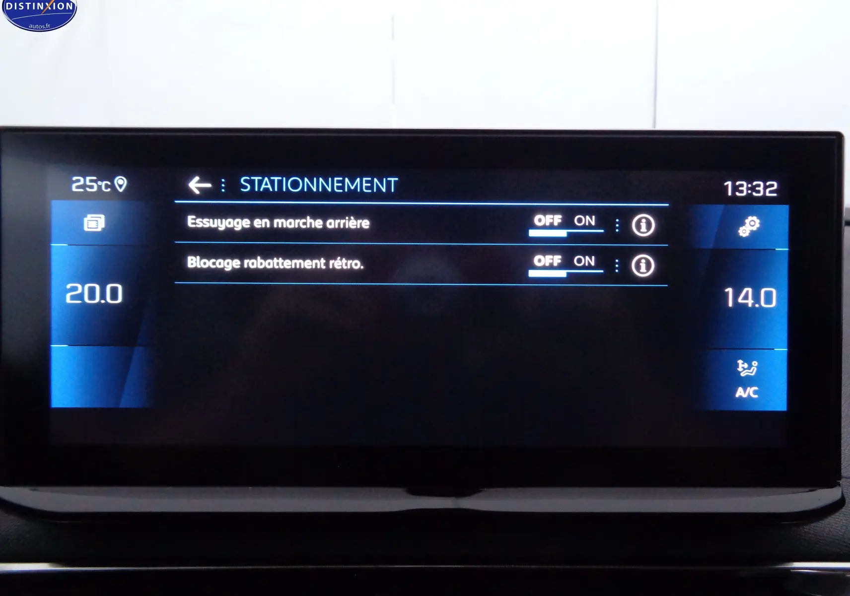 Écran tactile central du Peugeot 3008 2023 affichant les réglages de stationnement et climatisation en intérieur.