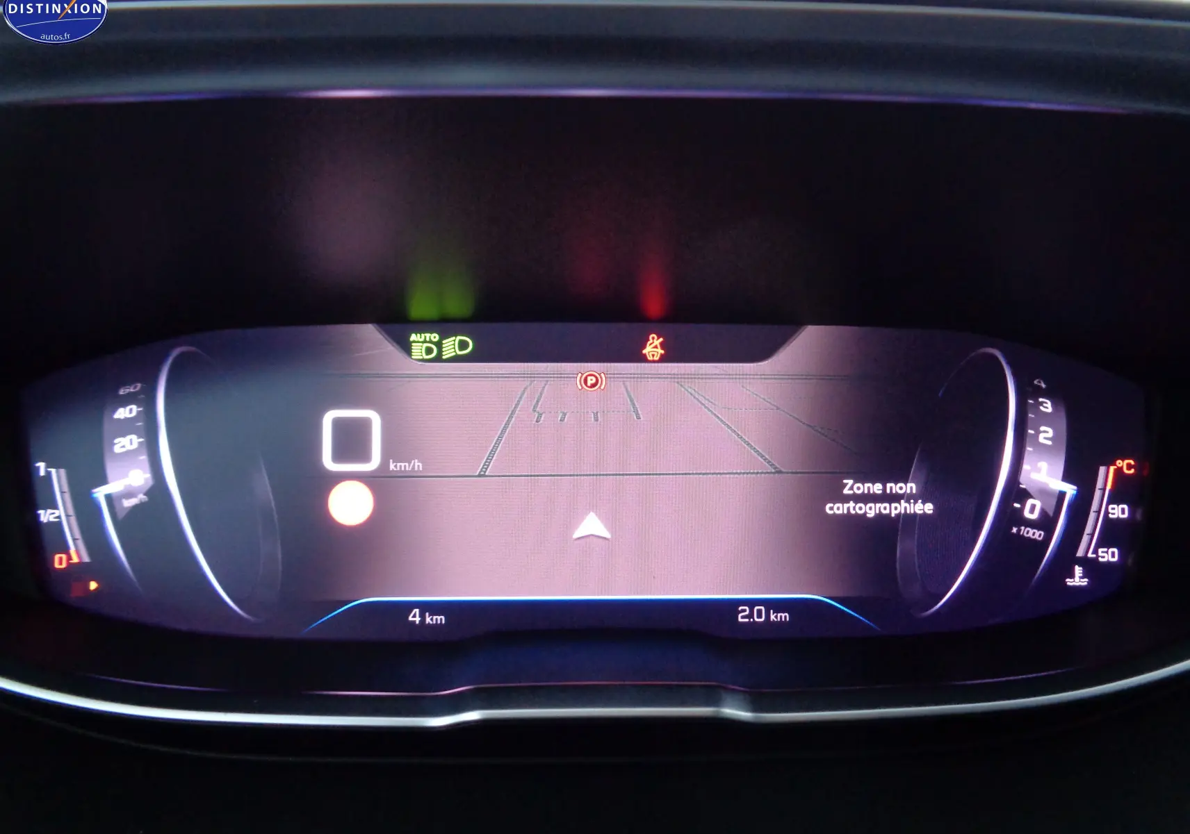 Tableau de bord numérique du Peugeot 3008 2023 affichant la vitesse à 0 km/h et une zone non cartographiée.